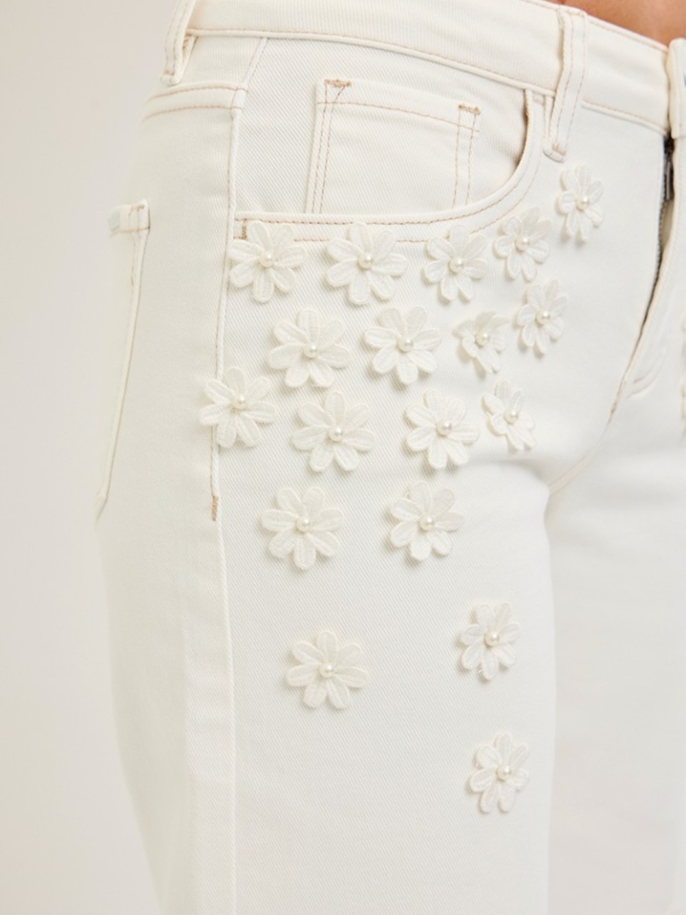Risen Women's White Ankle Jeans with Daisy AppliquΓ© NWT